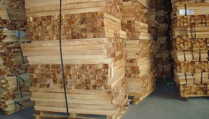 Doanh nghiệp khai báo hàng xuất khẩu là ván lạng sản xuất từ gỗ cao su nhưng thực tế lại là xuất khẩu gỗ cao su. 