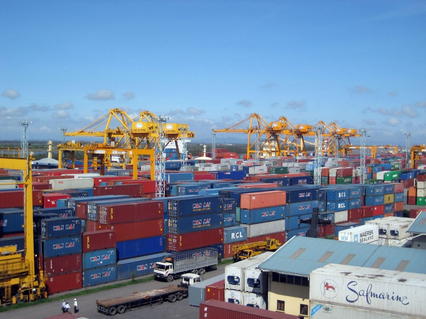 Có trên 2.000 container phế liệu nhập khẩu qua cảng Cát Lái còn tồn đọng đang được kiểm kê, phân loại.