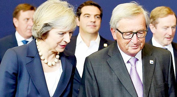 Thủ tướng Anh Theresa May (trái) vẫn miệt mài tìm kiếm một thỏa thuận Brexit mà cả Anh và EU đều chấp nhận