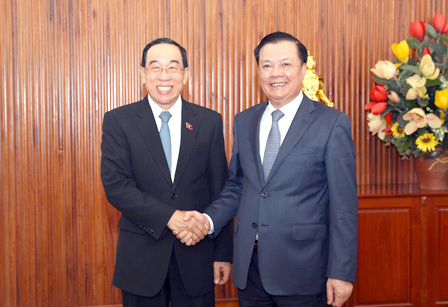 Bộ trưởng Đinh Tiến Dũng (bên phải) và Bộ trưởng Bounchanh Sinthavong.