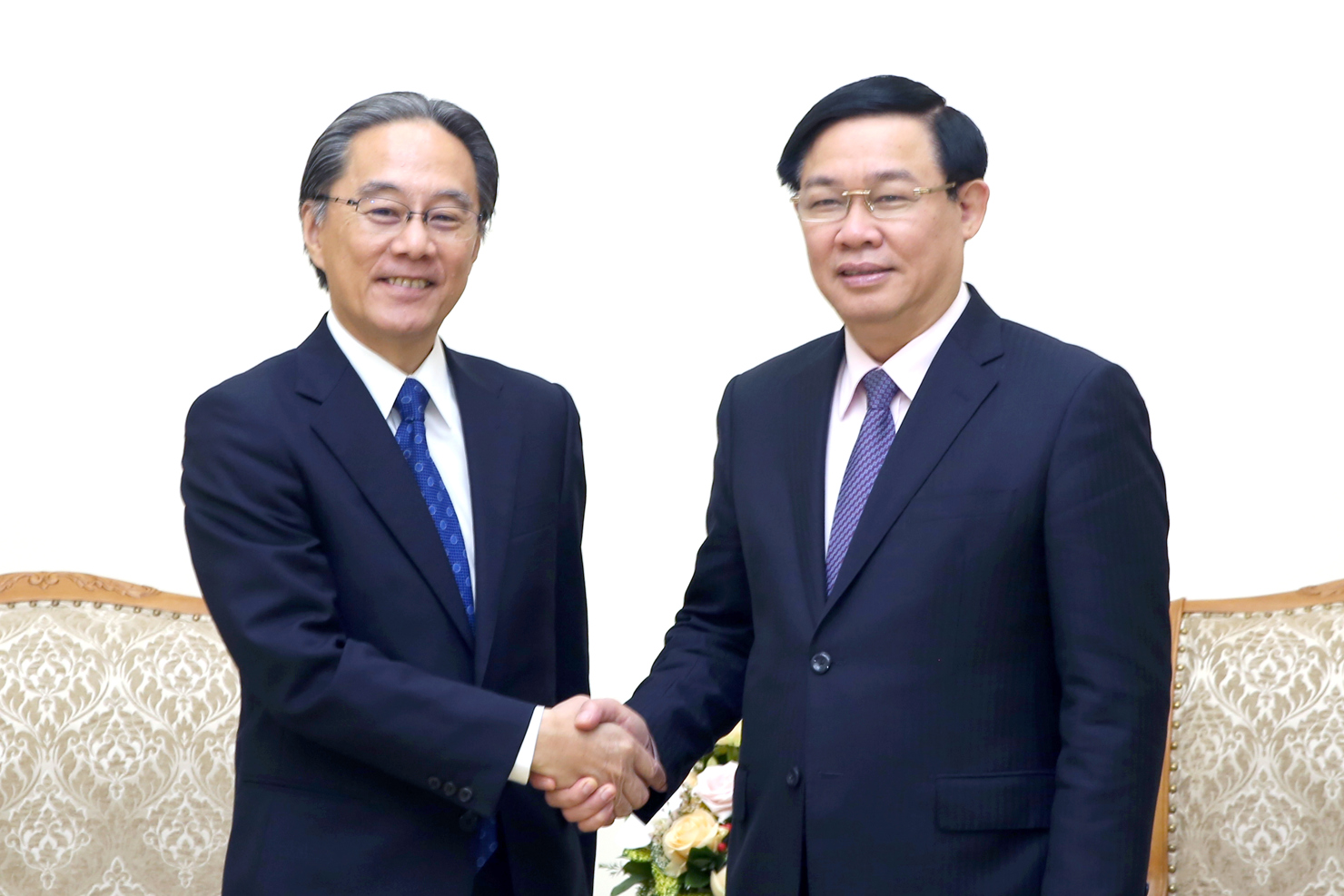 Phó Thủ tướng Vương Đình Huệ và Chủ tịch Công ty dịch vụ tài chính Aeon Masaki Suzuki.