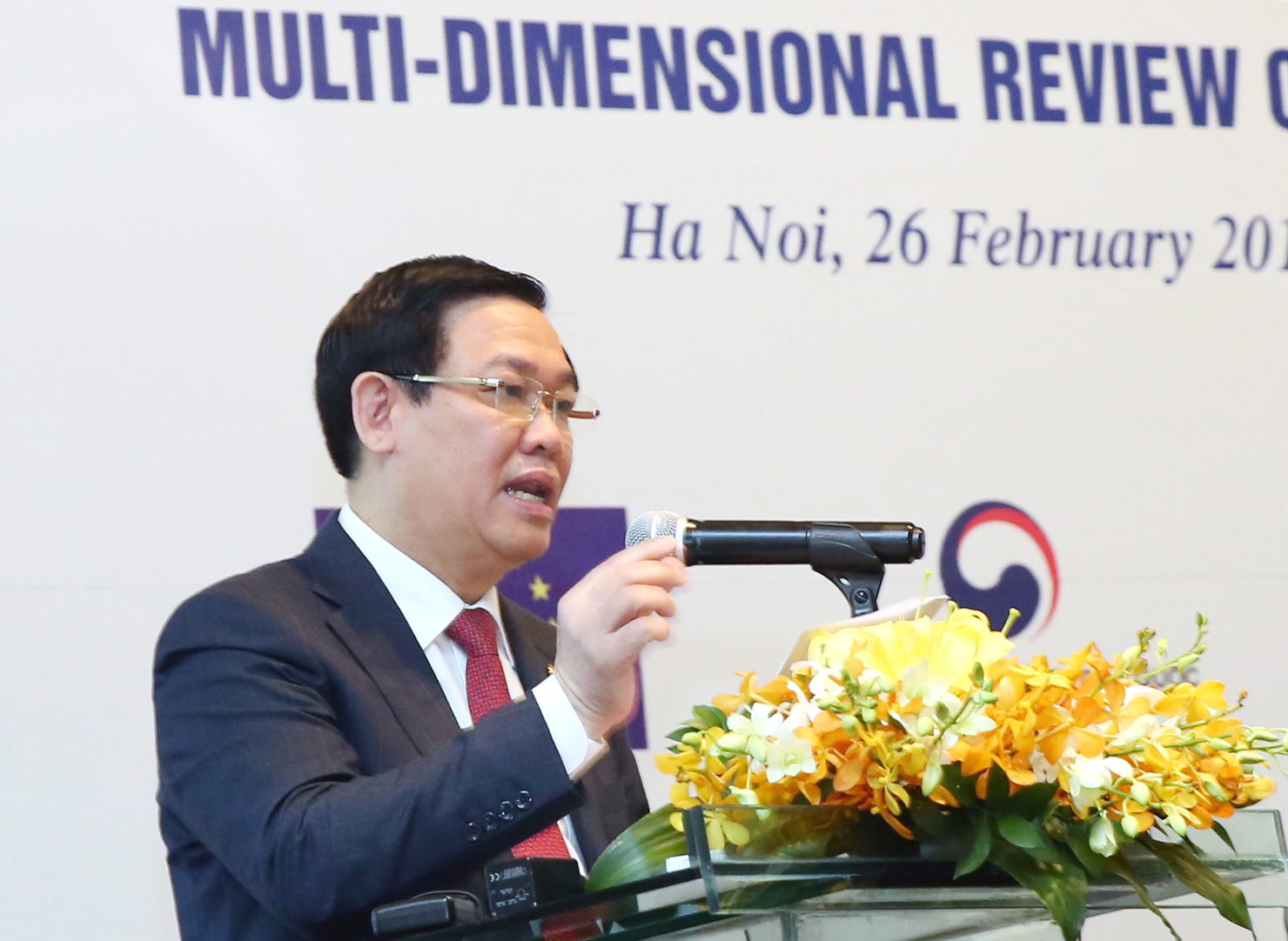Phó Thủ tướng Vương Đình Huệ phát biểu tại tọa đàm. 