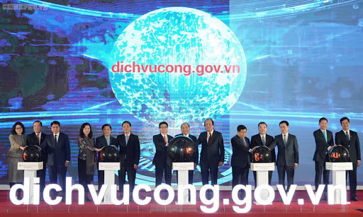 Thủ tướng Nguyễn Xuân Phúc và các đại biểu thực hiện nghi thức khai trương Cổng Dịch vụ công Quốc gia (ngày 09/12/2019).