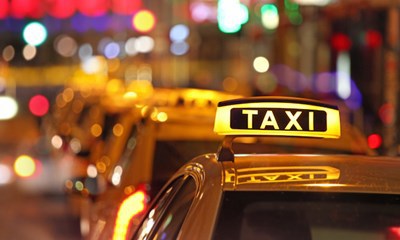 Xe hoạt động vận tải hành khách phải gắn hộp đèn "TAXI" hoặc dán phù hiệu xe taxi cố định ở trên xe.