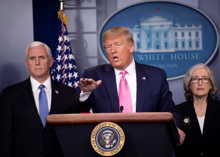 Tổng thống Mỹ Donald Trump (giữa) phát biểu tại cuộc họp báo ở Washington, DC.