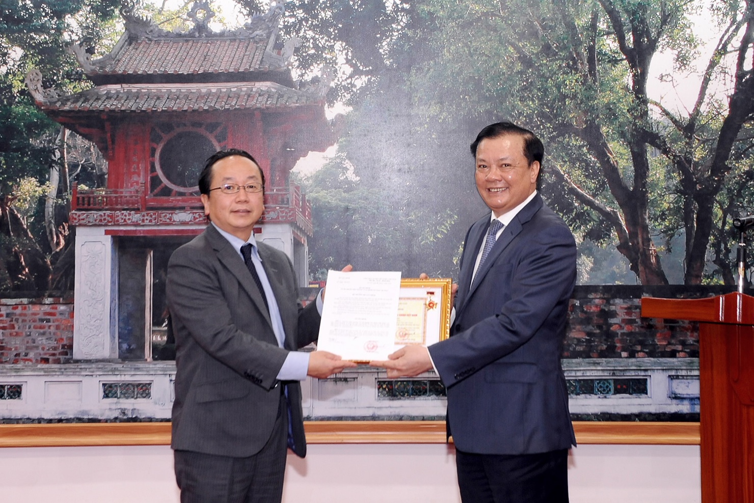 Bộ trưởng Đinh Tiến Dũng trao tặng Kỷ niệm chương “Vì sự nghiệp Tài chính Việt Nam” cho ông Tetsuo Konaka