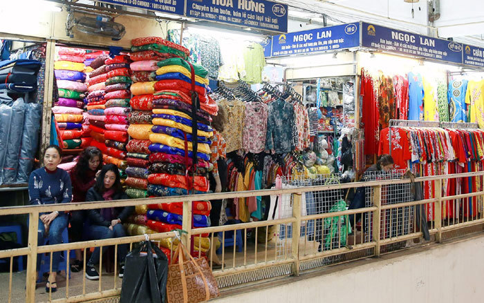  Vắng khách mua sắm tại chợ Đồng Xuân do ảnh hưởng bởi dịch Covid-19. (Ảnh: Lê Nam/KT&ĐT) 