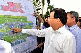 Phó Thủ tướng Trịnh Đình Dũng xem bản đồ quy hoạch sân bay quốc tế Long Thành.