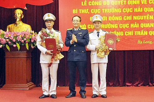 Phó Tổng cục trưởng Nguyễn Công Bình trao các Quyết định bổ nhiệm lãnh đạo Cục Hải quan Quảng Ninh.