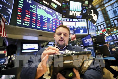 Các nhà đầu tư tại sàn giao dịch chứng khoán New York, Mỹ.