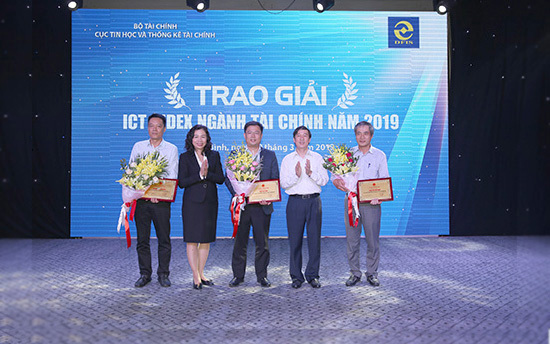 Thứ trưởng Vũ Thị Mai và Cục trưởng Cục Tin học và Thống kê tài chính Nguyễn Đại Trí trao giải cho các đơn vị đạt giải thưởng ICT Index ngành Tài chính năm 2018.