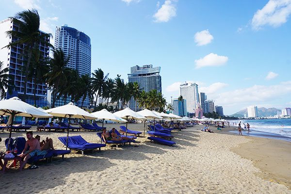 Bãi biển Nha Trang vắng khách trong đại dịch, phía sau đó là dãy dài các khách sạn. Ảnh: Đào Loan