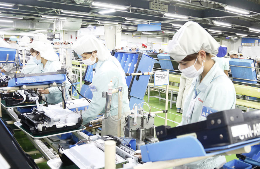 Sản xuất linh kiện điện tử tại Công ty Canon Việt Nam (Khu công nghiệp Thăng Long, Hà Nội).