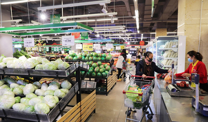 Các siêu thị trên địa bàn thành phố Hà Nội vừa bảo đảm cung ứng đầy đủ hàng hóa để phục vụ nhu cầu của người tiêu dùng, vừa tham gia công tác chống dịch.