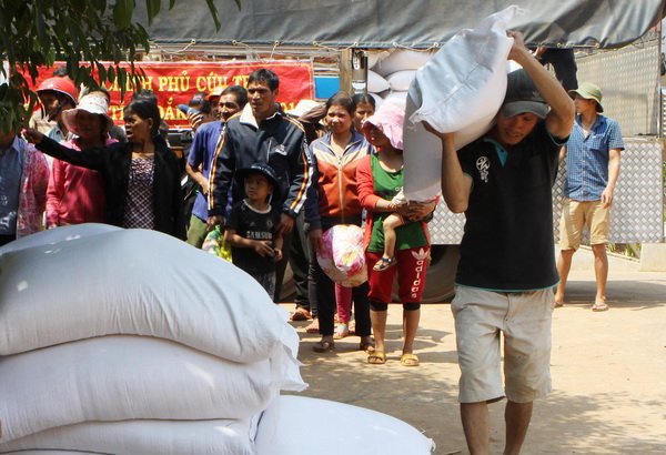 Xuất cấp gạo hỗ trợ cho nhân dân trong thời gian giáp hạt đầu năm 2020.
