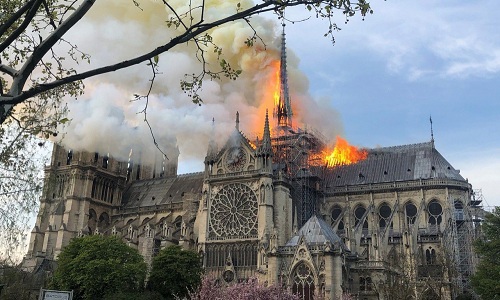 Nhà thờ Đức Bà Paris gặp hỏa hoạn khiến người dân Pháp và thế giới bàng hoàng.