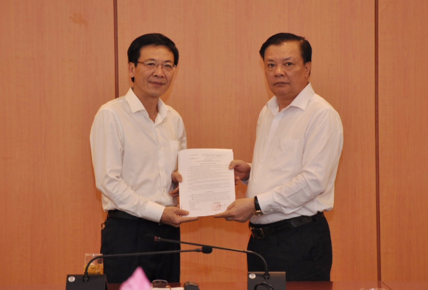 Bộ trưởng Đinh Tiến Dũng trao Quyết định bổ nhiệm cho ông La Văn Thịnh.
