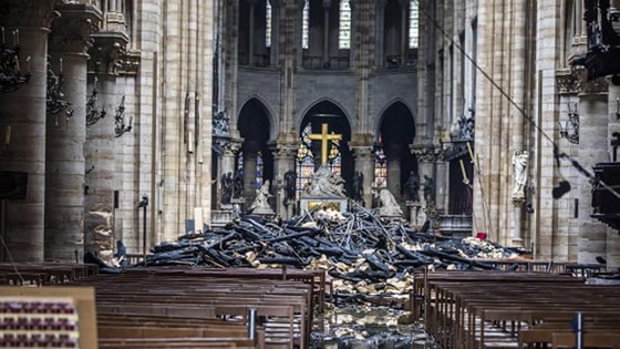 Theo ước tính của một số công ty bảo hiểm, chi phí phục dựng Nhà thờ Đức Bà Paris có thể lên tới hơn 1 tỷ euro. Ảnh: AP