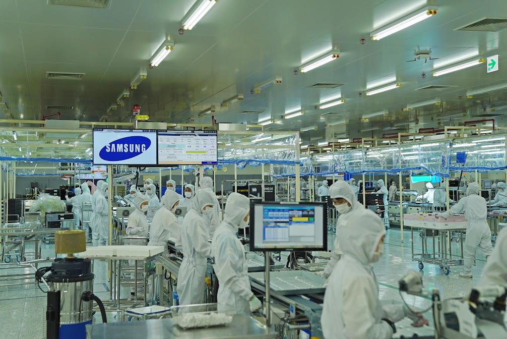 Nhà máy Samsung tổ chức chia ca nhằm giảm bớt số lượng công nhân, thực hiện giãn cách trong phạm vi nhà máy.