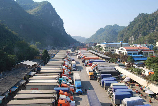 Tại cửa khẩu Tân Thanh có hơn 1.000 xe hàng nông sản xuất khẩu tồn đọng tại cửa khẩu.