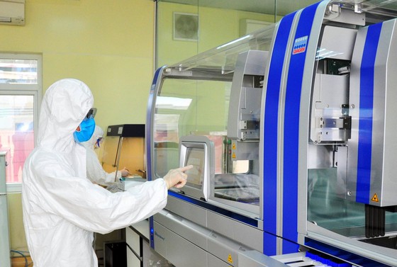 Hệ thống máy RT-PCR tự động xét nghiệm Covid-19.