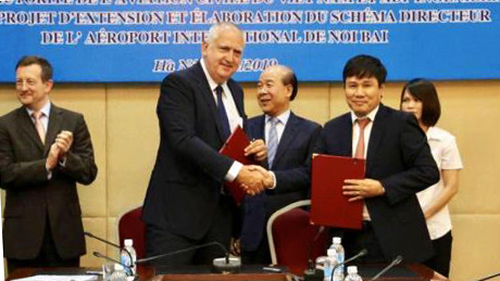 Cục trưởng Cục Hàng không Việt Nam Đinh Việt Thắng (phải) cùng đại diện Công ty ADPi (pháp) ký kết bản ghi nhớ hợp tác nghiên cứu phương án mở rộng Cảng hàng không Nội Bài.