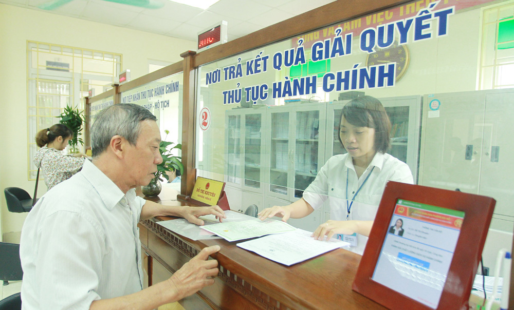 Giải quyết thủ tục hành chính cho người dân tại phường Đại Mỗ, quận Nam Từ Liêm. (Ảnh: Phạm Hùng)