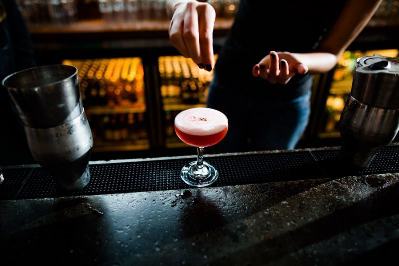 Để làm cocktail gần như người phục vụ đều xử lý bằng tay trần.