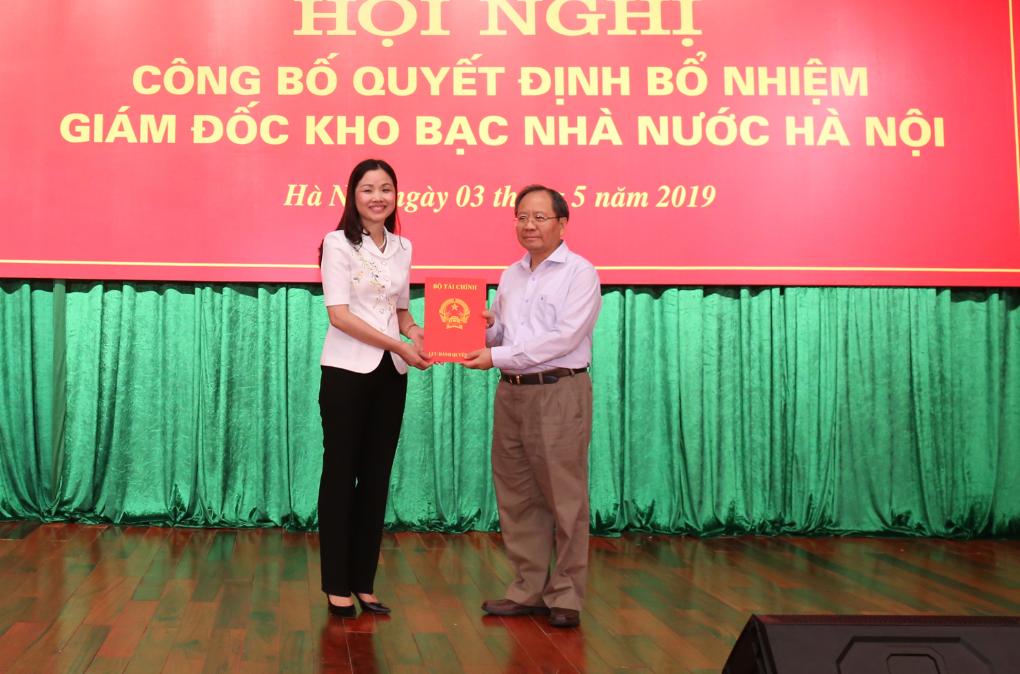 Thứ trưởng Đỗ Hoàng Anh Tuấn trao quyết định điều động, bổ nhiệm cho bà Nguyễn Thị Thanh Hương.