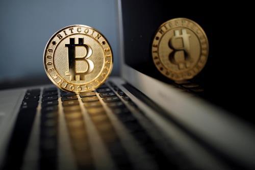 Đồng bitcoin. Ảnh: Reuters