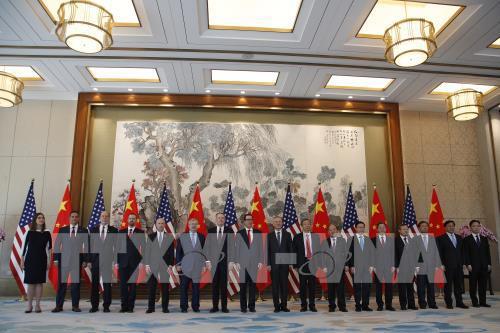 Phái đoàn Mỹ và Trung Quốc chụp ảnh lưu niệm sau vòng đàm phán ở Bắc Kinh ngày 1/5/2019.