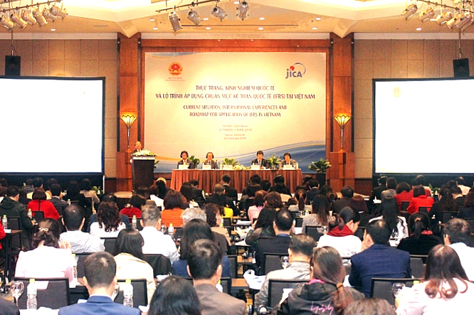Hội thảo có sự tham gia của chuyên gia tư vấn quốc tế.