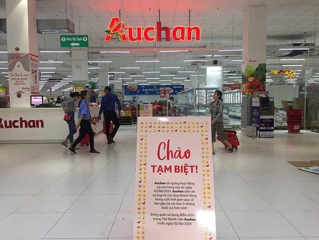 Chuỗi siêu thị Pháp Auchan Retail thông báo giảm giá 25%-50% nhiều mặt hàng trước khi tạm biệt Việt Nam. Ảnh: TÚ UYÊN