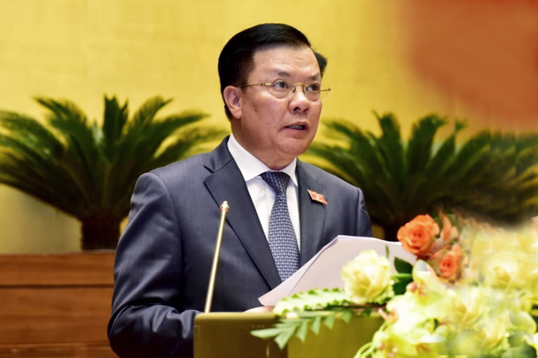 Bộ trưởng Bộ Tài chính Đinh Tiến Dũng trình bày Tờ trình đề nghị Quốc hội phê chuẩn quyết toán ngân sách nhà nước năm 2017.