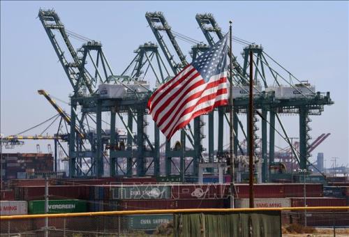 Hàng hóa Trung Quốc được xếp tại cảng Long Beach, Los Angeles, Mỹ. Ảnh: AFP/TTXVN