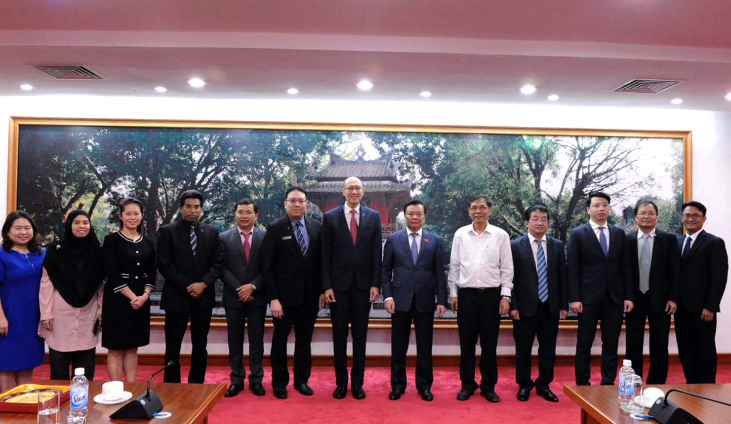 Bộ trưởng Đinh Tiến Dũng và Ông Kon Yin Tong cùng các đại biểu. 