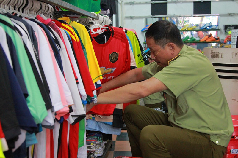Lực lượng QLTT kiểm tra đột xuất 4 cơ sở kinh doanh quần áo và đồ dùng thể thao. 