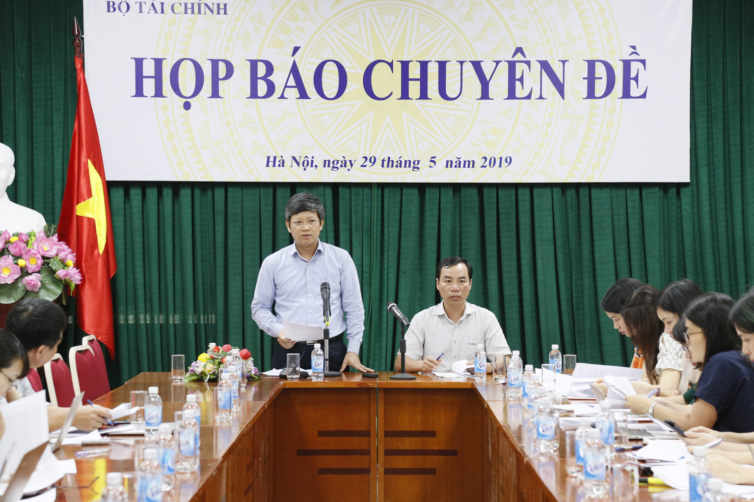 ông Phạm Văn Trường - Vụ trưởng Vụ Hành chính sự nghiệp (Bộ Tài chính) chủ trì buổi họp báo.