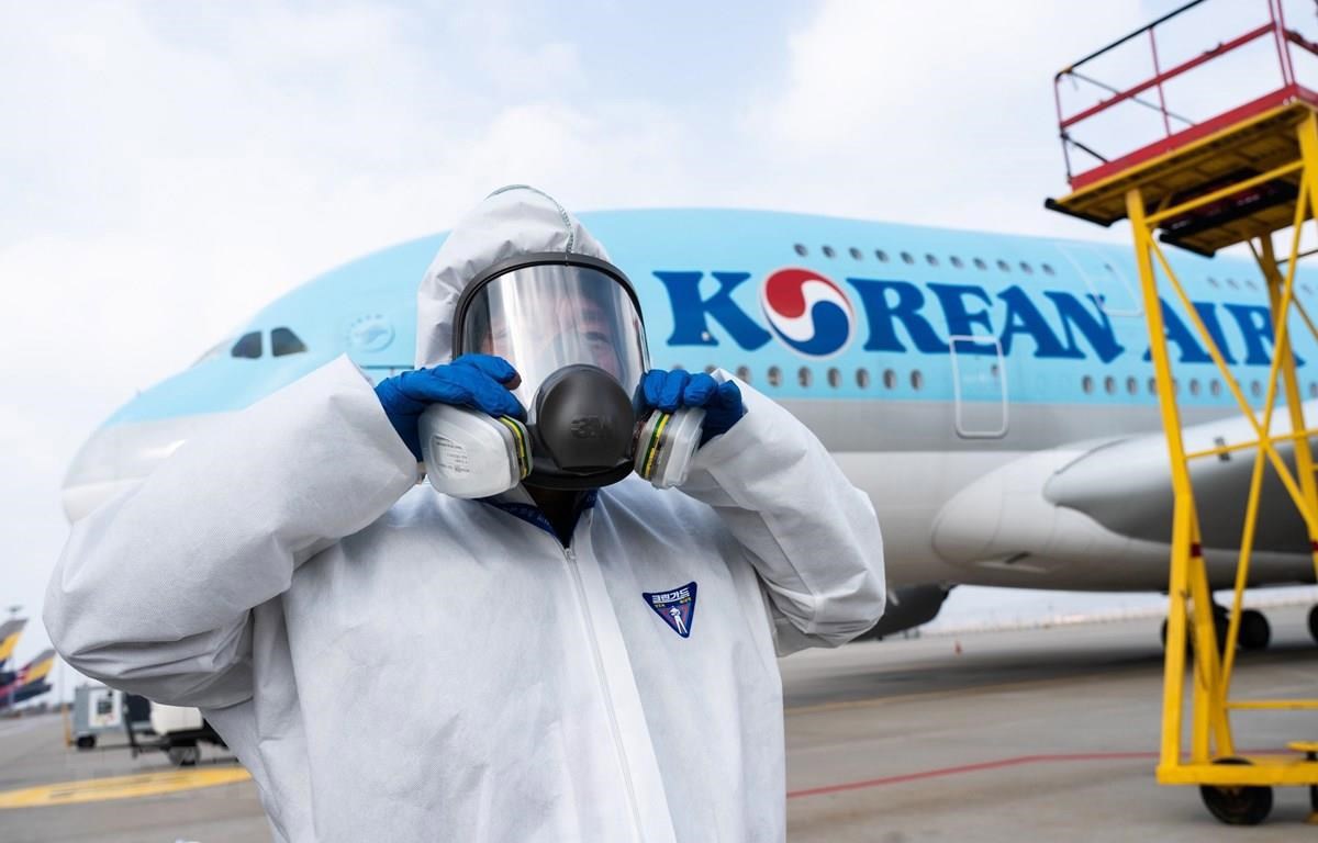 Nhân viên chuẩn bị phun thuốc khử trùng trên máy bay của Korean Air nhằm ngăn chặn sự lây lan của dịch COVID-19.