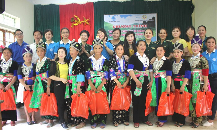 Hội Liên hiệp phụ nữ Nghệ An tặng quà, hỗ trợ sinh kế cho phụ nữ nghèo biên giới Nghệ An.