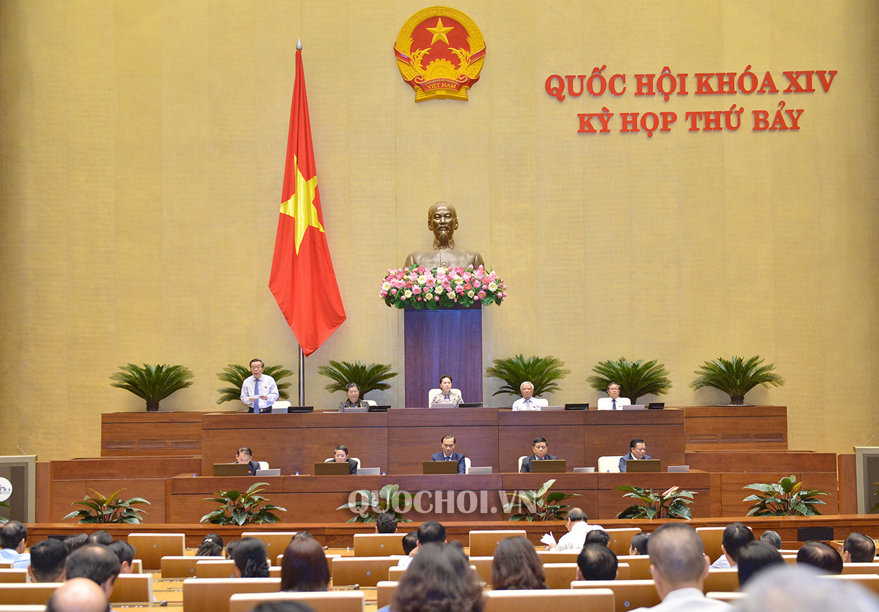 Phó Chủ tịch Quốc hội Phùng Quốc Hiển phát biểu kết luận nội dung phiên thảo luận tại hội trường về kinh tế - xã hội và ngân sách nhà nước.
