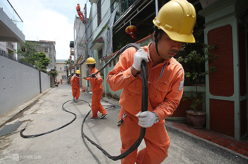Công nhân điện lực Hà Nội kéo dây sửa chữa lưới điện. 