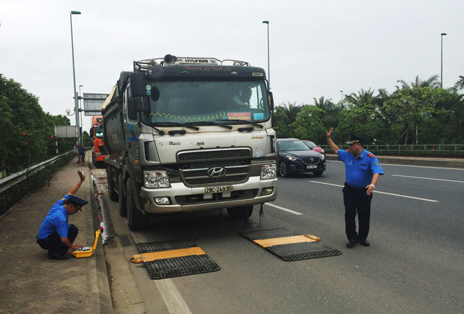 Thanh tra Sở Giao thông Vận tải Hà Nội vẫn đang kiểm soát tải trọng phương tiện bằng bộ cân xách tay. 
