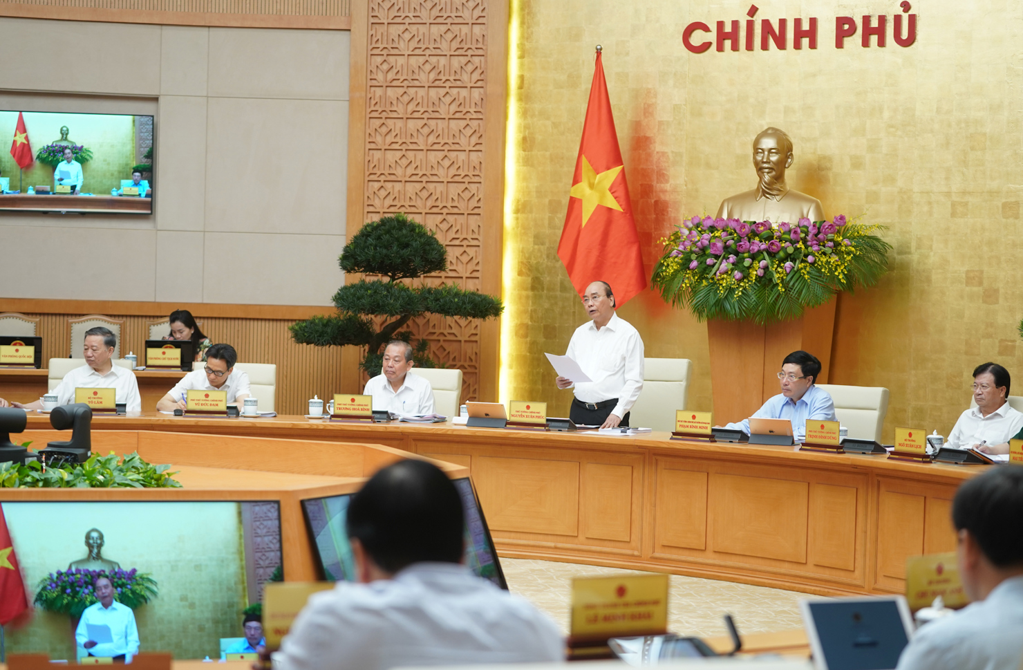 Thủ tướng Nguyễn Xuân Phúc nhấn mạnh tinh thần không lùi bước trước khó khăn.