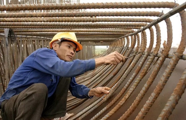 Công nhân làm việc tại một công trình xây dựng tại huyện Đông Anh, Hà Nội.