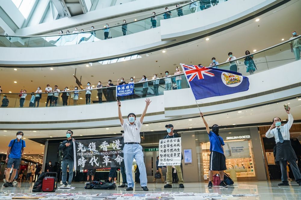 Một người biểu tình vẫy cờ Hồng Kông thời thuộc địa trong cuộc biểu tình tại trung tâm mua sắm IFC ở Hồng Kông vào ngày 29 tháng 5. Nhiếp ảnh gia: Lam Yik / Bloomberg