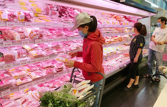 Người dân chọn mua thịt heo tại siêu thị.