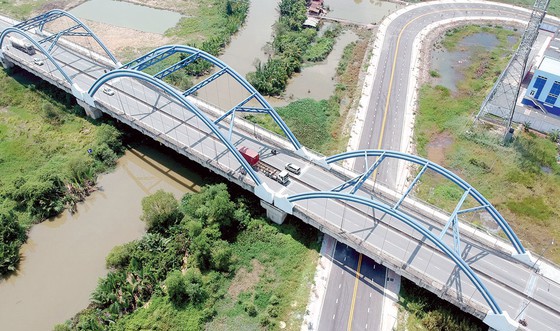 Cầu Phú Hữu trên đường Vành đai Đông (quận 9), một trong những công trình giao thông trọng điểm của TPHCM. 