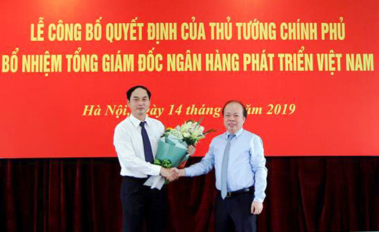 Thứ trưởng Huỳnh Quang Hải thừa ủy quyền trao Quyết định của Thủ tướng Chính phủ cho ông Đào Quang Trường.