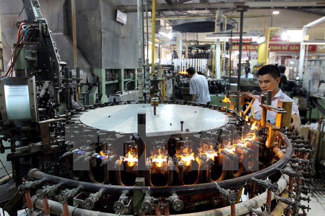 Sản xuất bóng đèn tại Công ty Cổ phần Bóng đèn Điện Quang.
